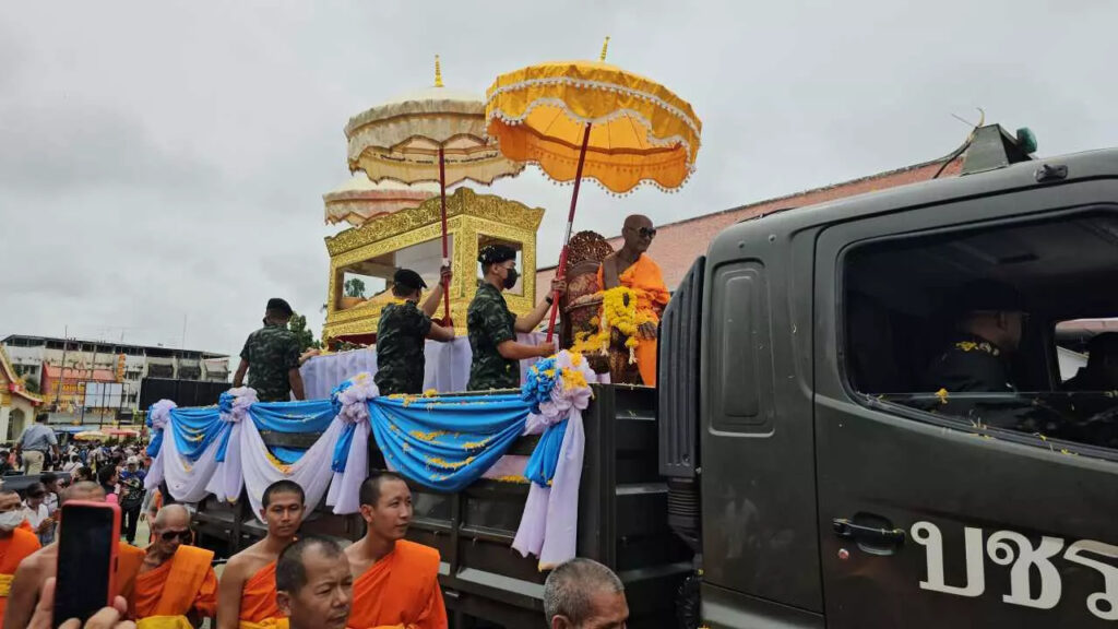 เคลื่อนสรีรสังขารที่ห่อหุ้มด้วยไฟเบอร์กลาส หลวงปู่แขก ปภาโส