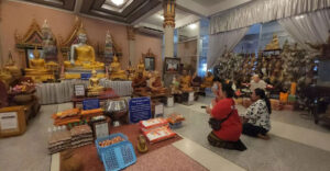 สาวกลับมาแก้บน "พระเงิน พระทอง" ให้โชคสมใจ