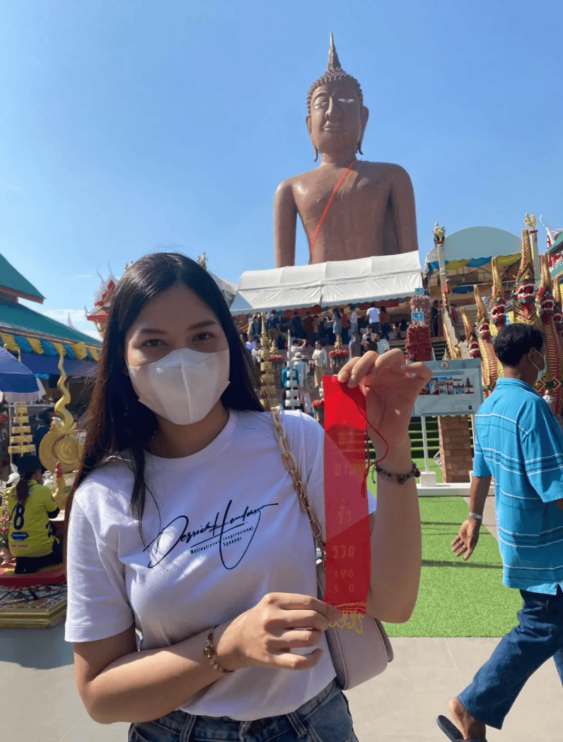 สาวแก้บน “หลวงพ่อสมหวัง”