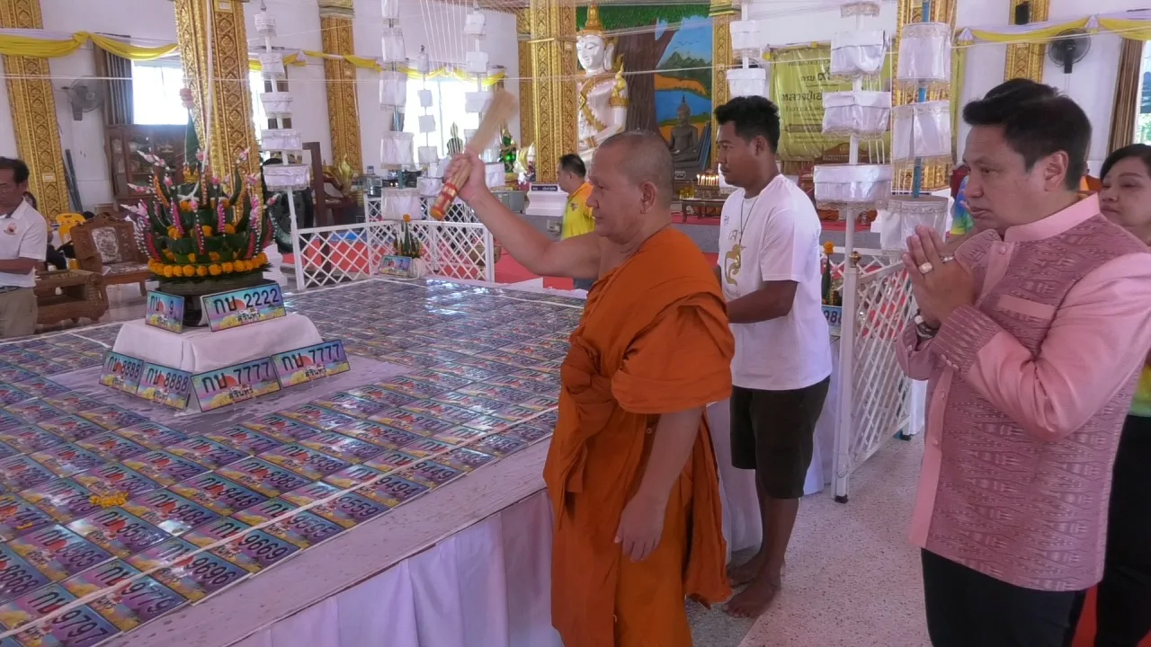 คอหวยแห่ส่อง เลขขันน้ำมนต์ หลวงปู่เฮง ปภาโส